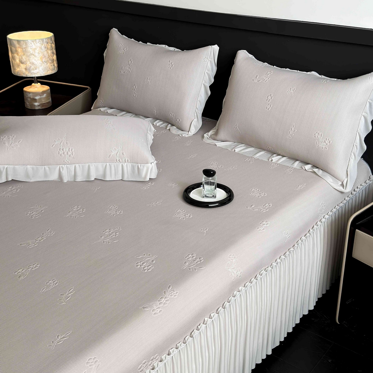 91家纺网 家纺一手货源 找家纺 宅家居 2026春夏新款PE高分子复合软凉席豆豆席大床裙三件套-小花系列 小花-卡其