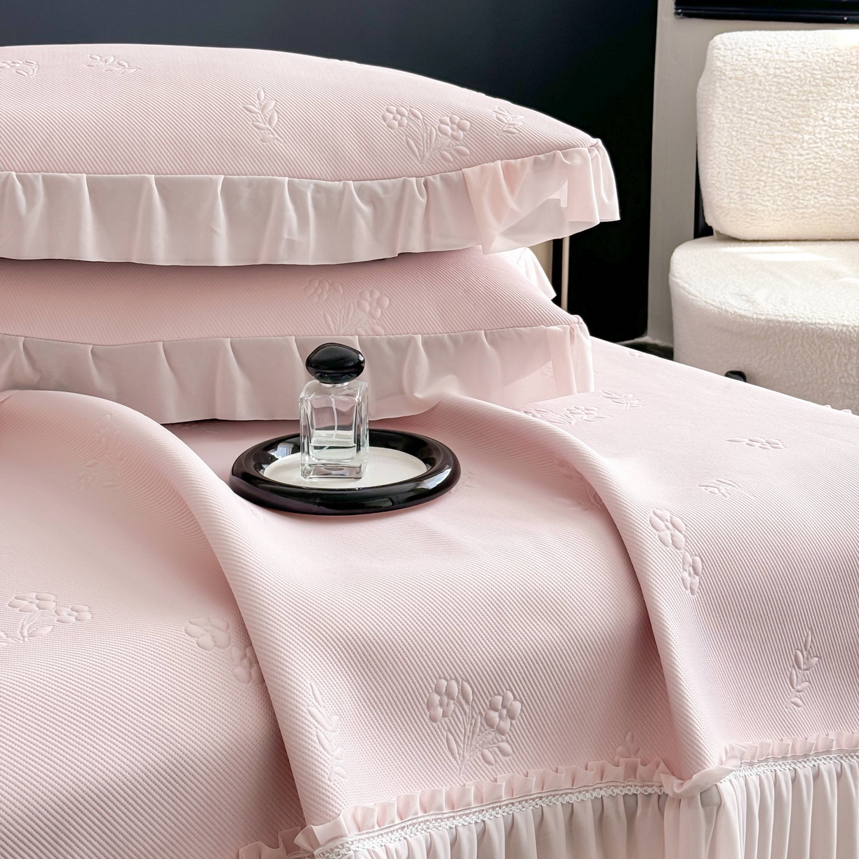 91家纺网 家纺一手货源 找家纺 宅家居 2026春夏新款PE高分子复合软凉席豆豆席大床裙三件套-小花系列 小花-粉色