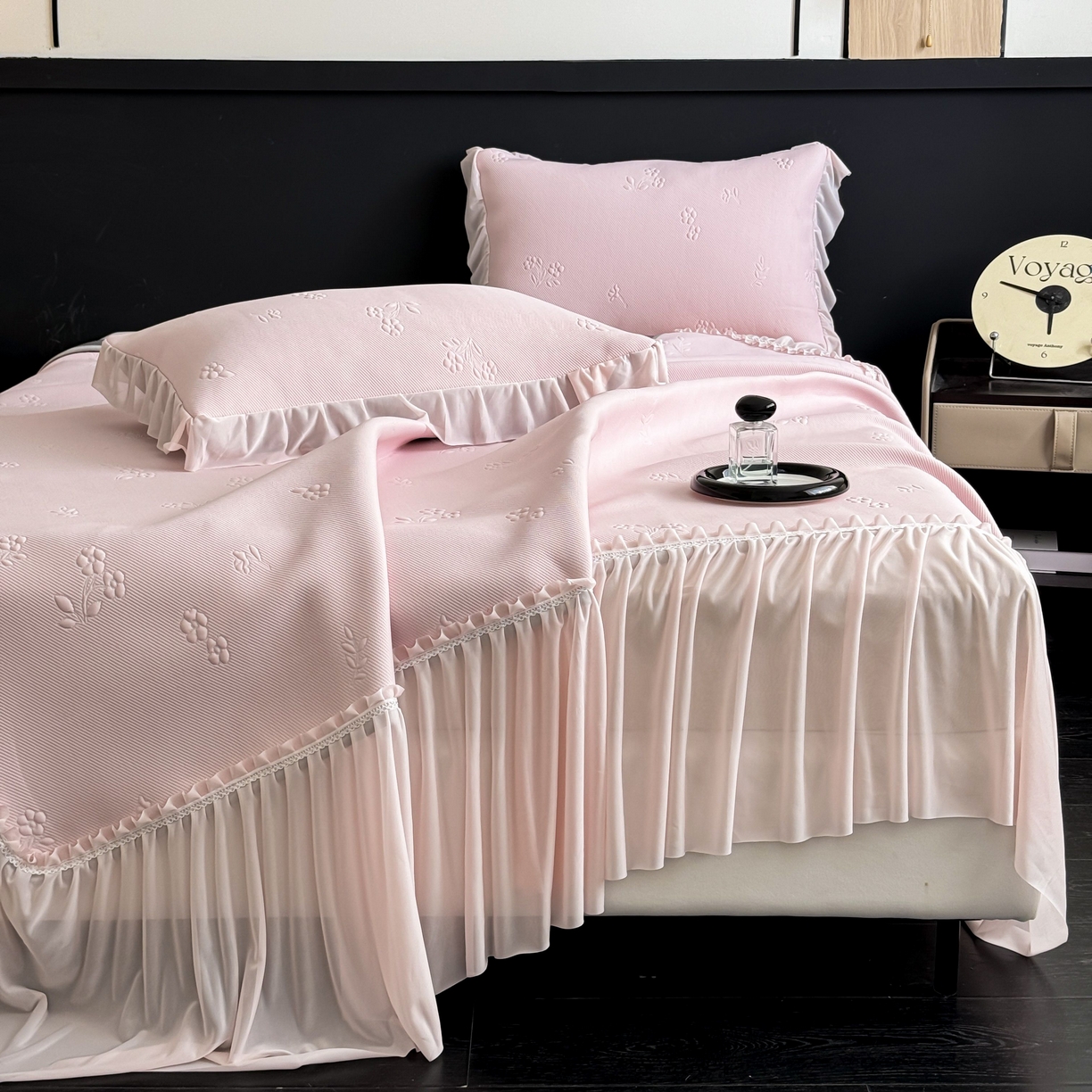 91家纺网 家纺一手货源 找家纺 （总）宅家居 2026春夏新款PE高分子复合软凉席豆豆席大床裙三件套-小花系列