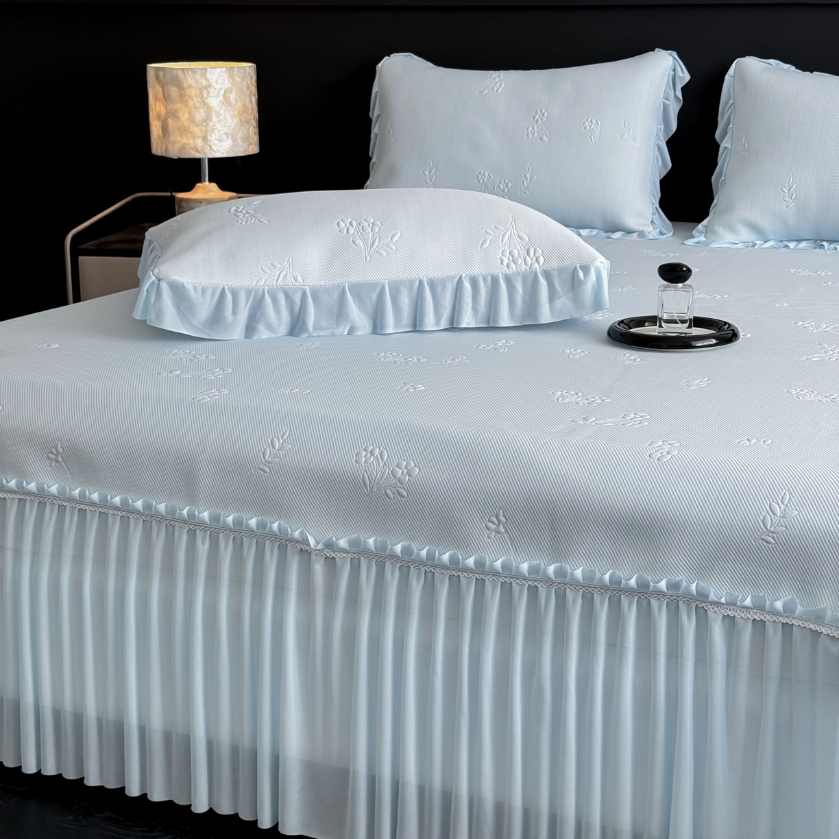 91家纺网 家纺一手货源 找家纺 宅家居 2026春夏新款PE高分子复合软凉席豆豆席大床裙三件套-小花系列 小花-天蓝