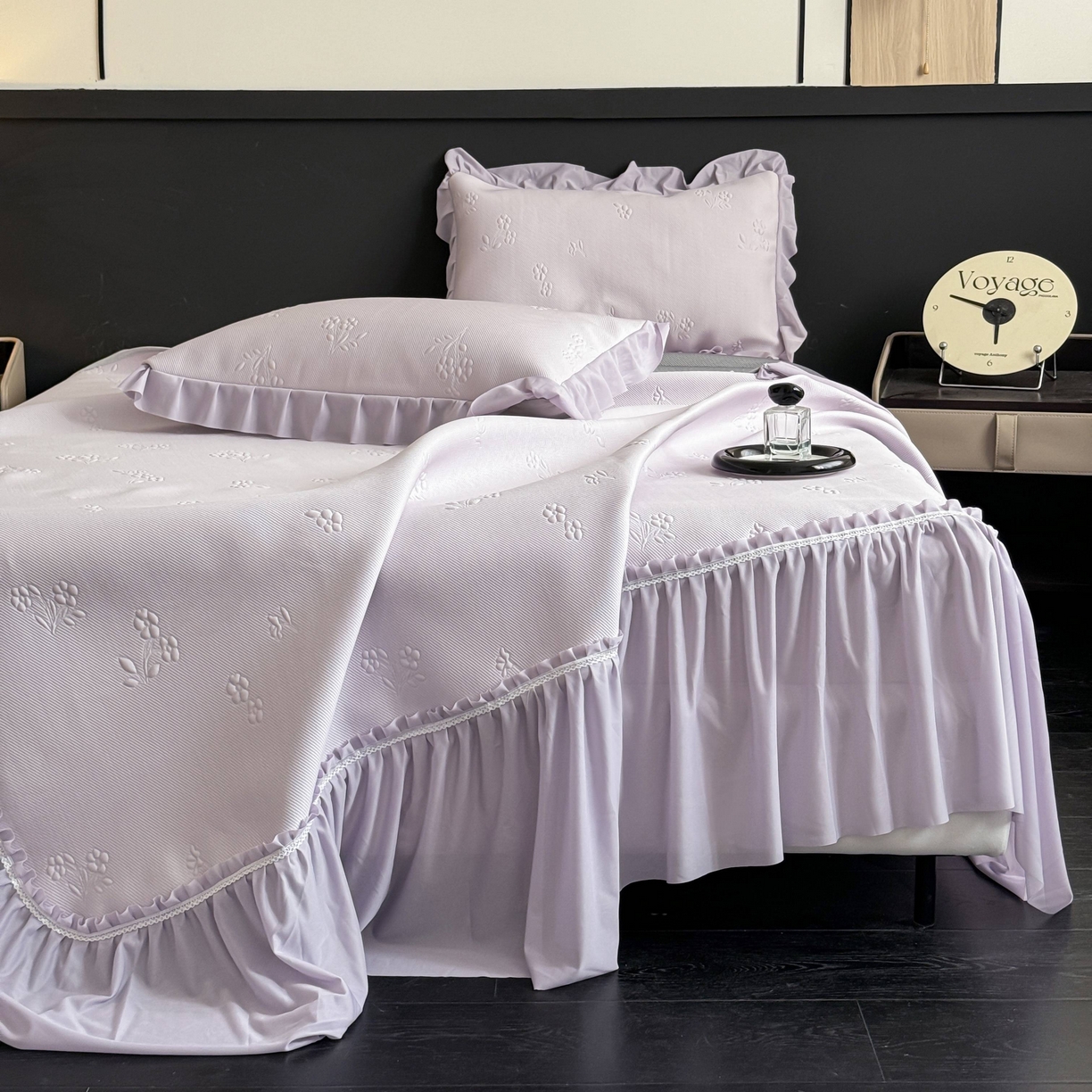 91家纺网 家纺一手货源 找家纺 宅家居 2026春夏新款PE高分子复合软凉席豆豆席大床裙三件套-小花系列 小花-紫色