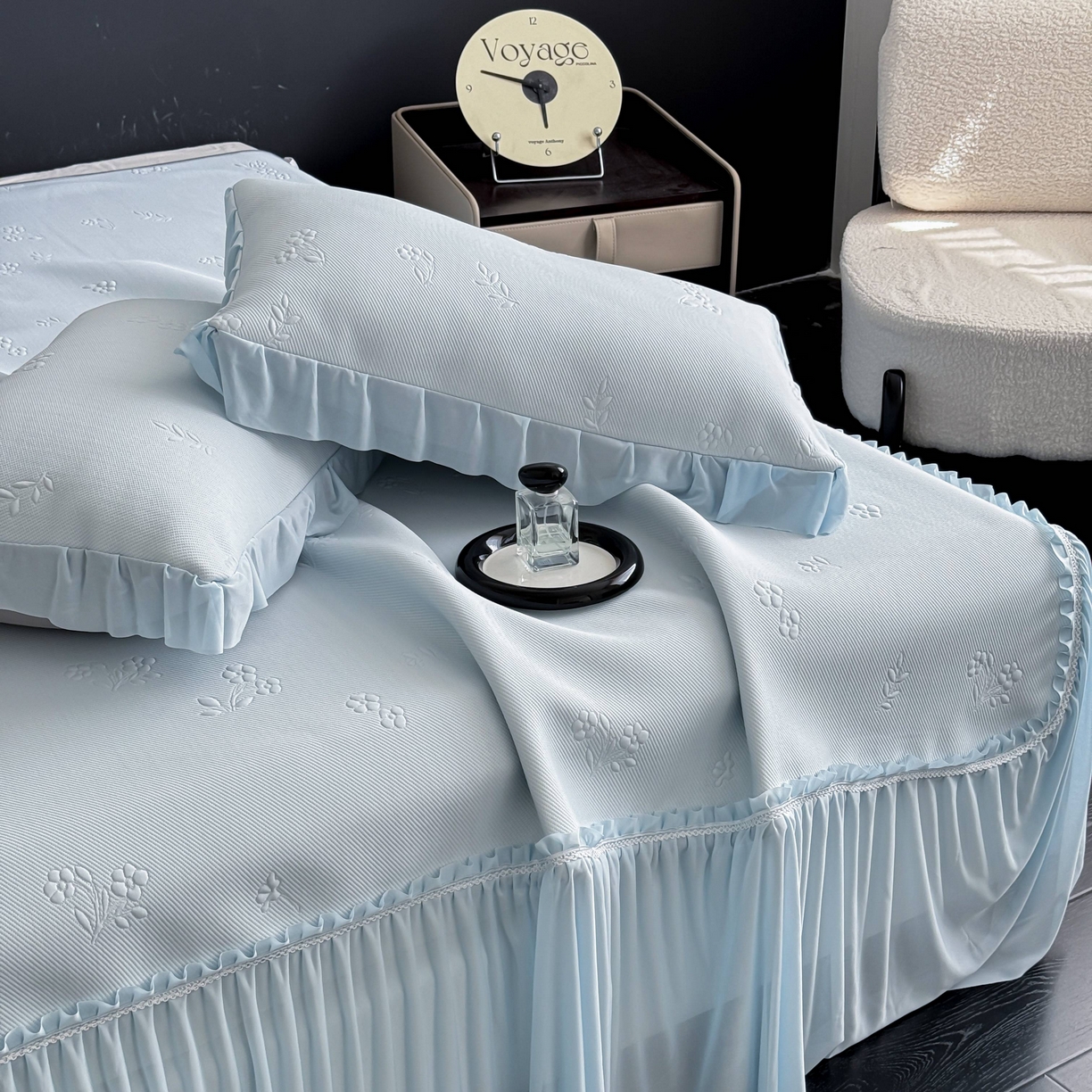 91家纺网 家纺一手货源 找家纺 宅家居 2026春夏新款PE高分子复合软凉席豆豆席大床裙三件套-小花系列 小花-天蓝