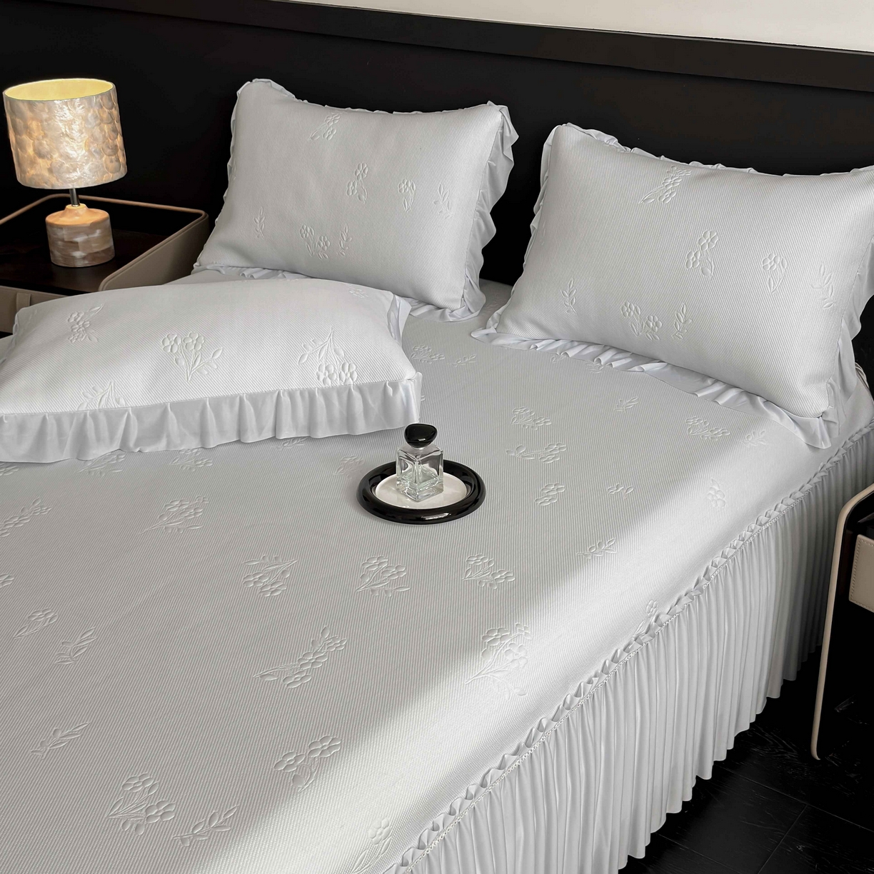 91家纺网 家纺一手货源 找家纺 宅家居 2026春夏新款PE高分子复合软凉席豆豆席大床裙三件套-小花系列 小花-灰色