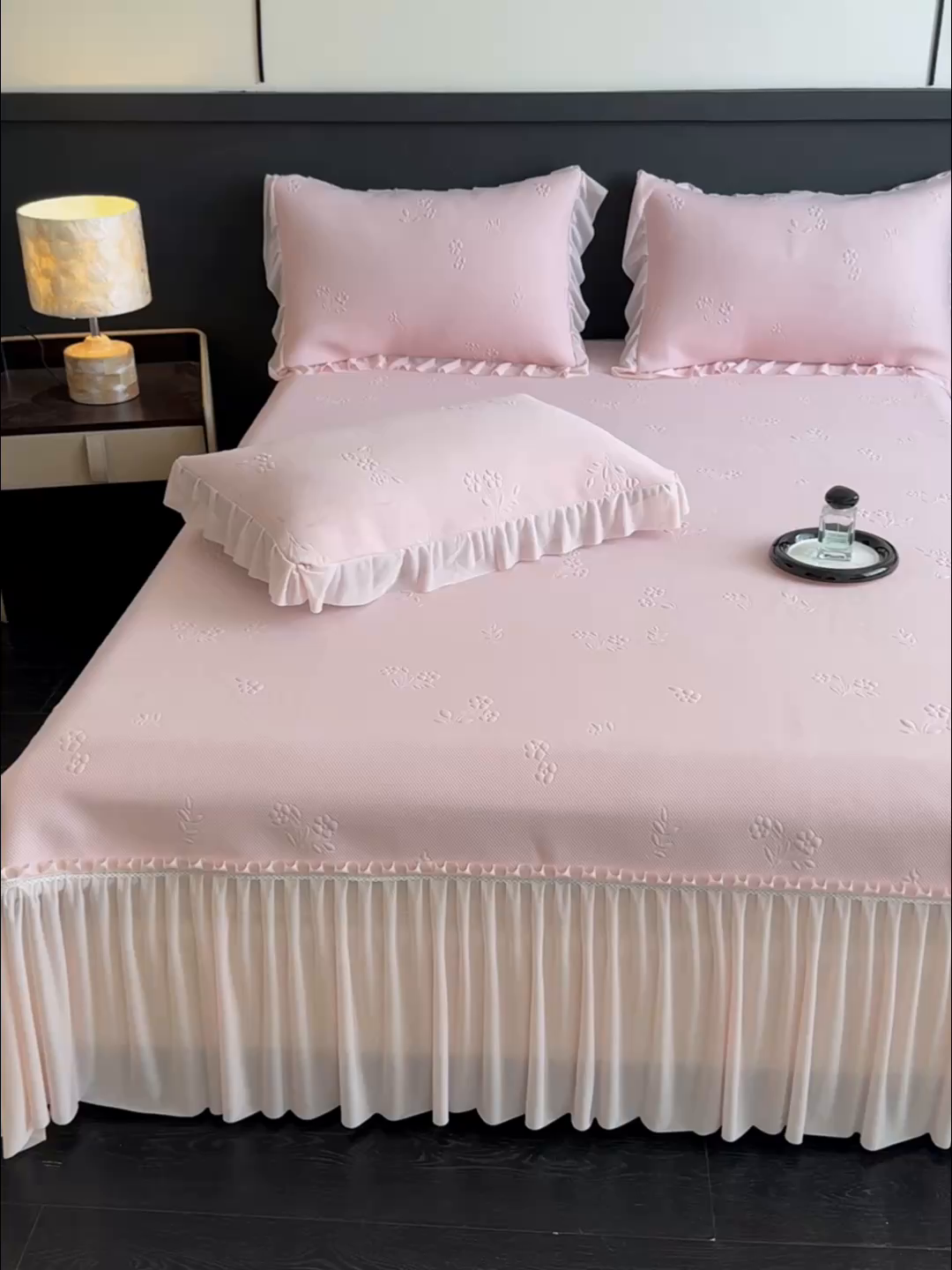 91家纺网 家纺一手货源 找家纺 宅家居 2026春夏新款PE高分子复合软凉席豆豆席大床裙三件套-小花系列 小花-粉色