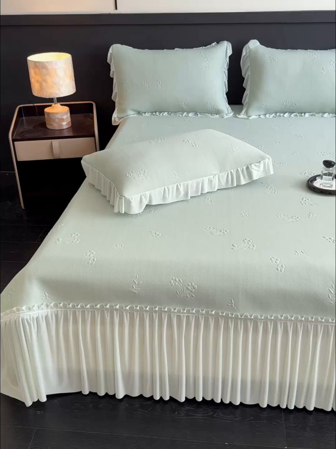 91家纺网 家纺一手货源 找家纺 宅家居 2026春夏新款PE高分子复合软凉席豆豆席大床裙三件套-小花系列 小花-绿色