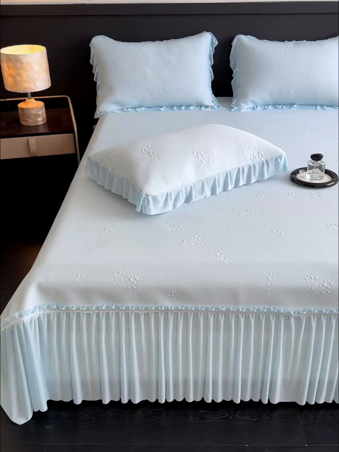 91家纺网 家纺一手货源 找家纺 宅家居 2026春夏新款PE高分子复合软凉席豆豆席大床裙三件套-小花系列 小花-天蓝