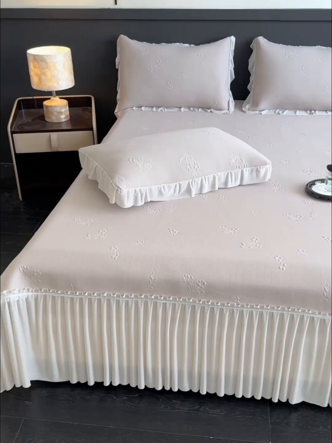 91家纺网 家纺一手货源 找家纺 宅家居 2026春夏新款PE高分子复合软凉席豆豆席大床裙三件套-小花系列 小花-卡其