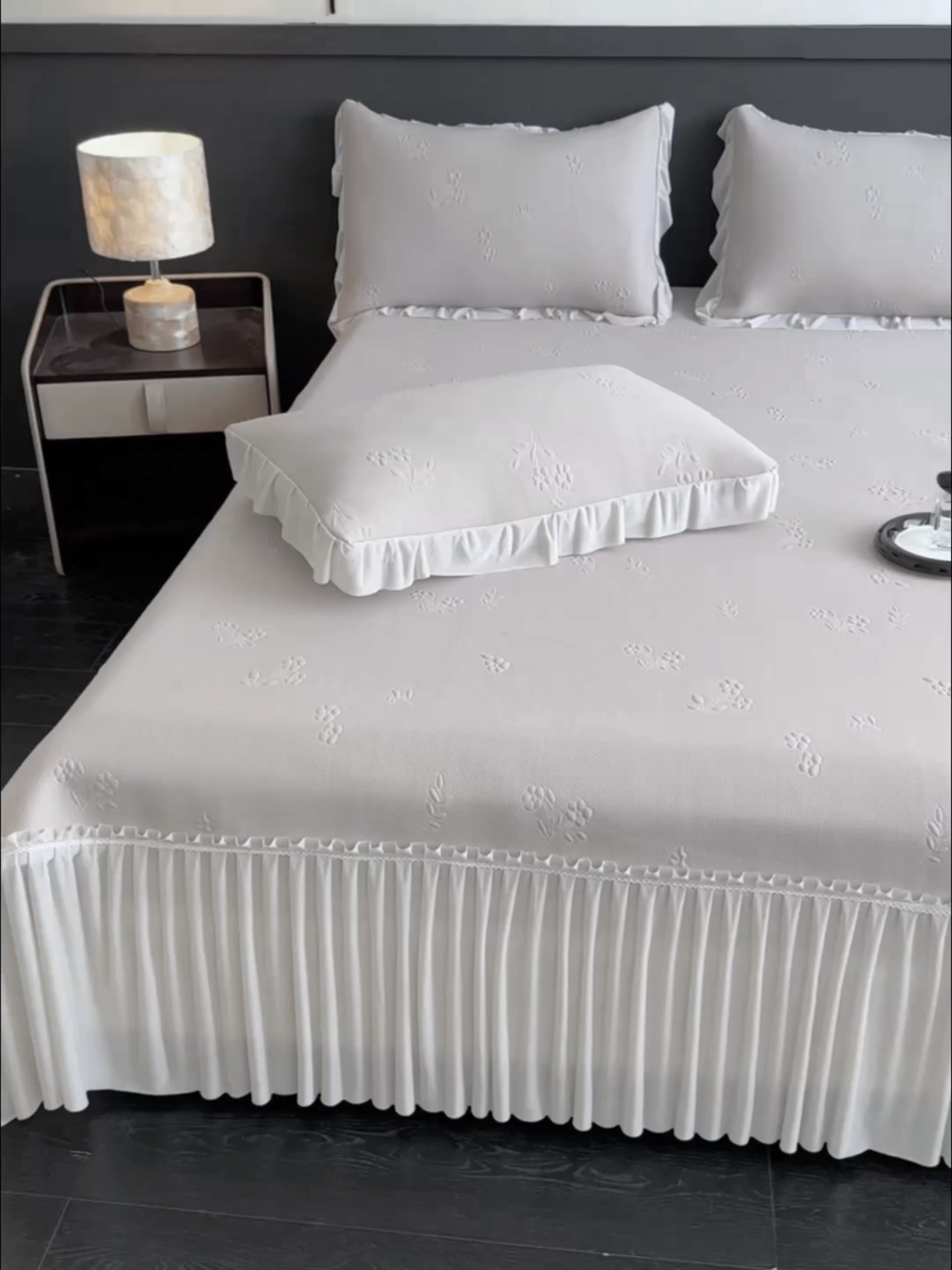 91家纺网 家纺一手货源 找家纺 宅家居 2026春夏新款PE高分子复合软凉席豆豆席大床裙三件套-小花系列 小花-灰色