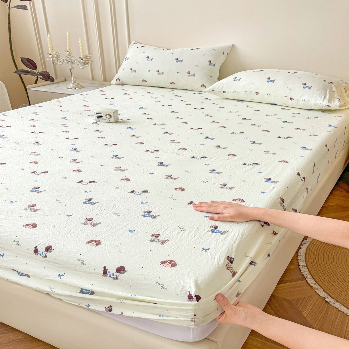 91家纺网 家纺一手货源 找家纺 纽缦家纺 2026新款A类水洗棉学生床笠系列 可可腊肠犬