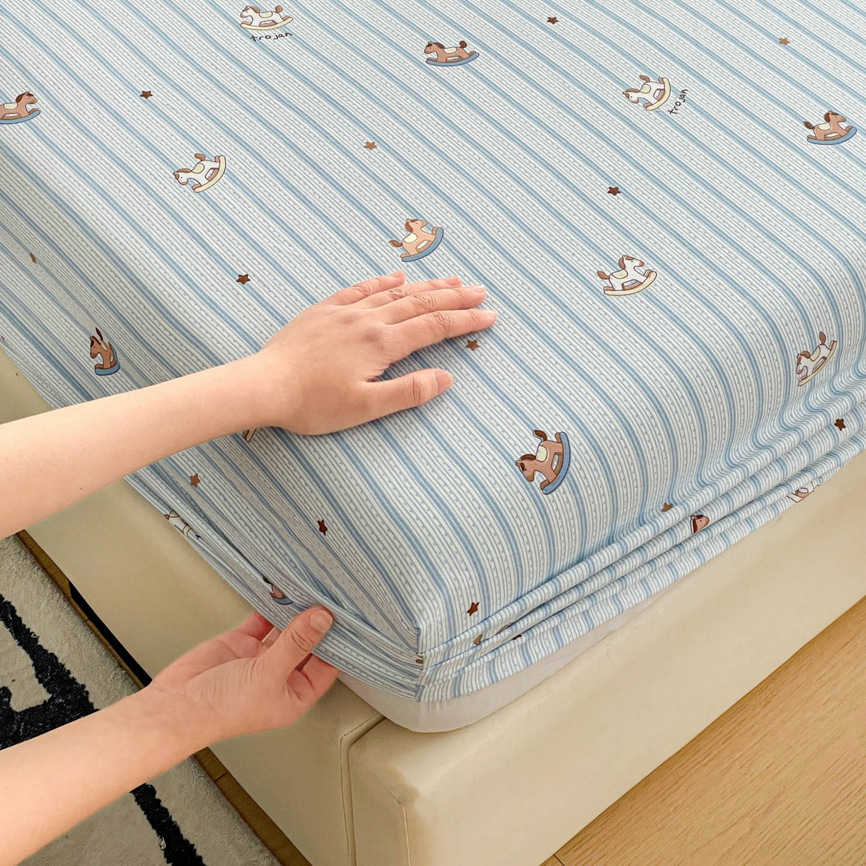 91家纺网 家纺一手货源 找家纺 纽缦家纺 2026新款A类水洗棉学生床笠系列 蓝纹木马星