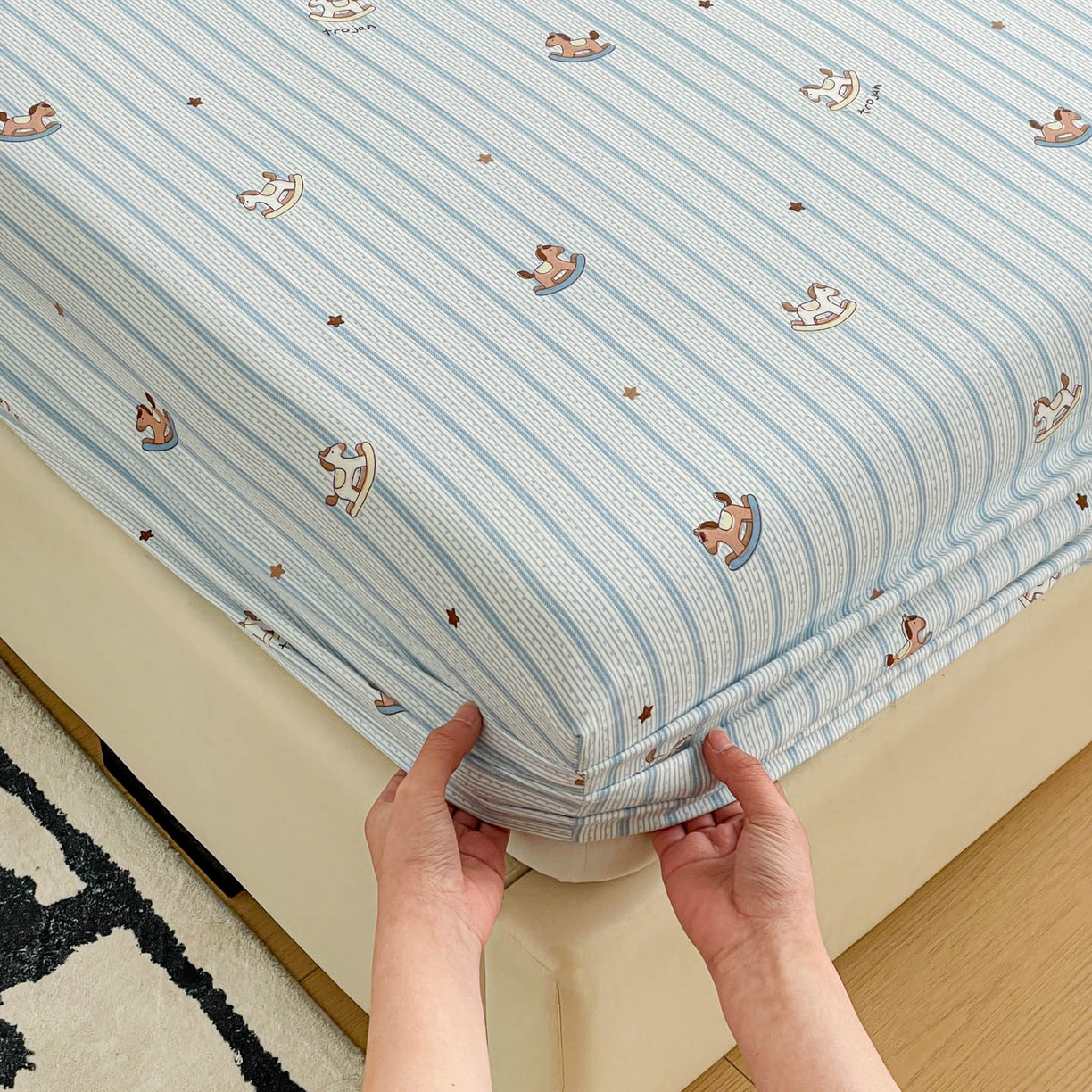 91家纺网 家纺一手货源 找家纺 纽缦家纺 2026新款A类水洗棉学生床笠系列 蓝纹木马星