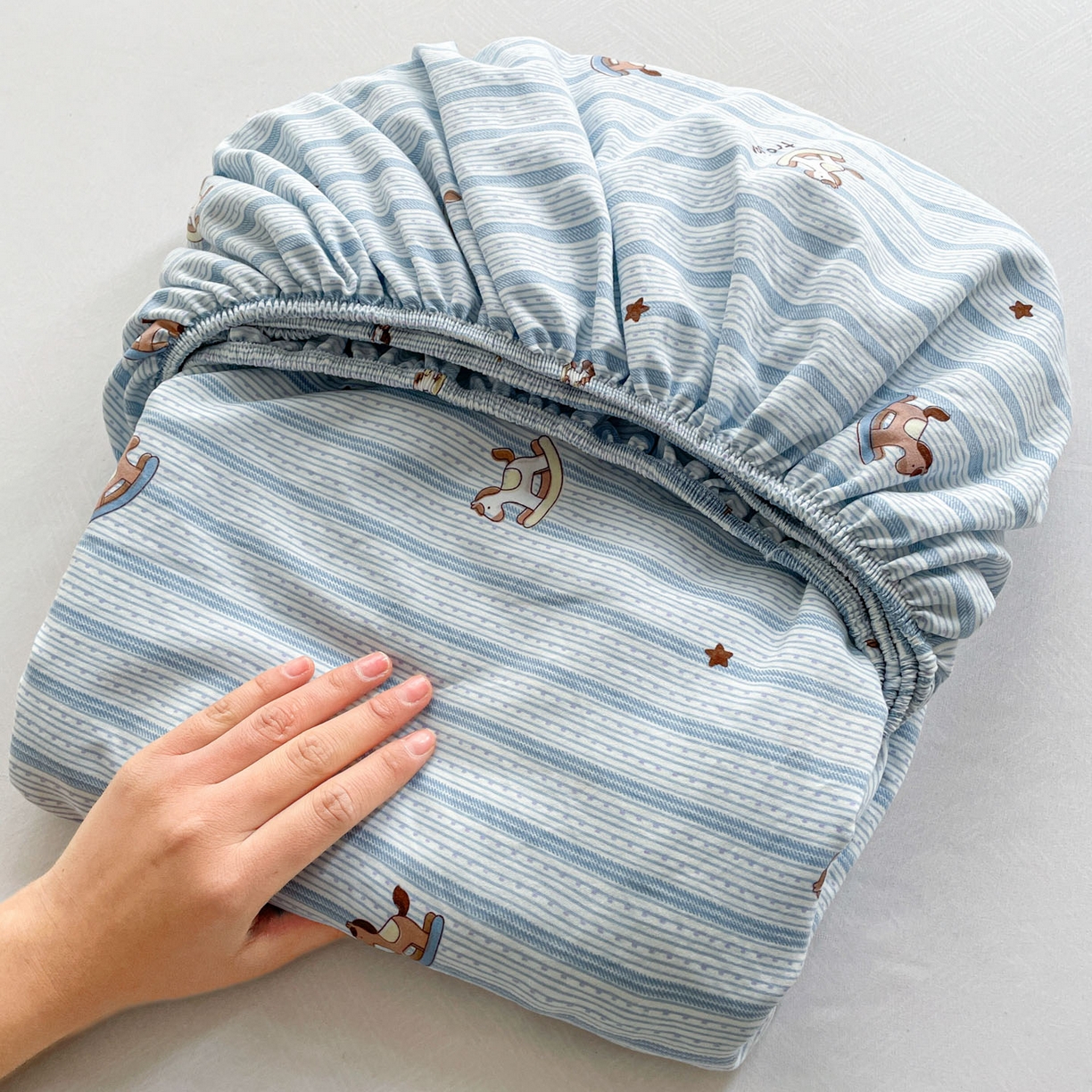 91家纺网 家纺一手货源 找家纺 纽缦家纺 2026新款A类水洗棉学生床笠系列 蓝纹木马星