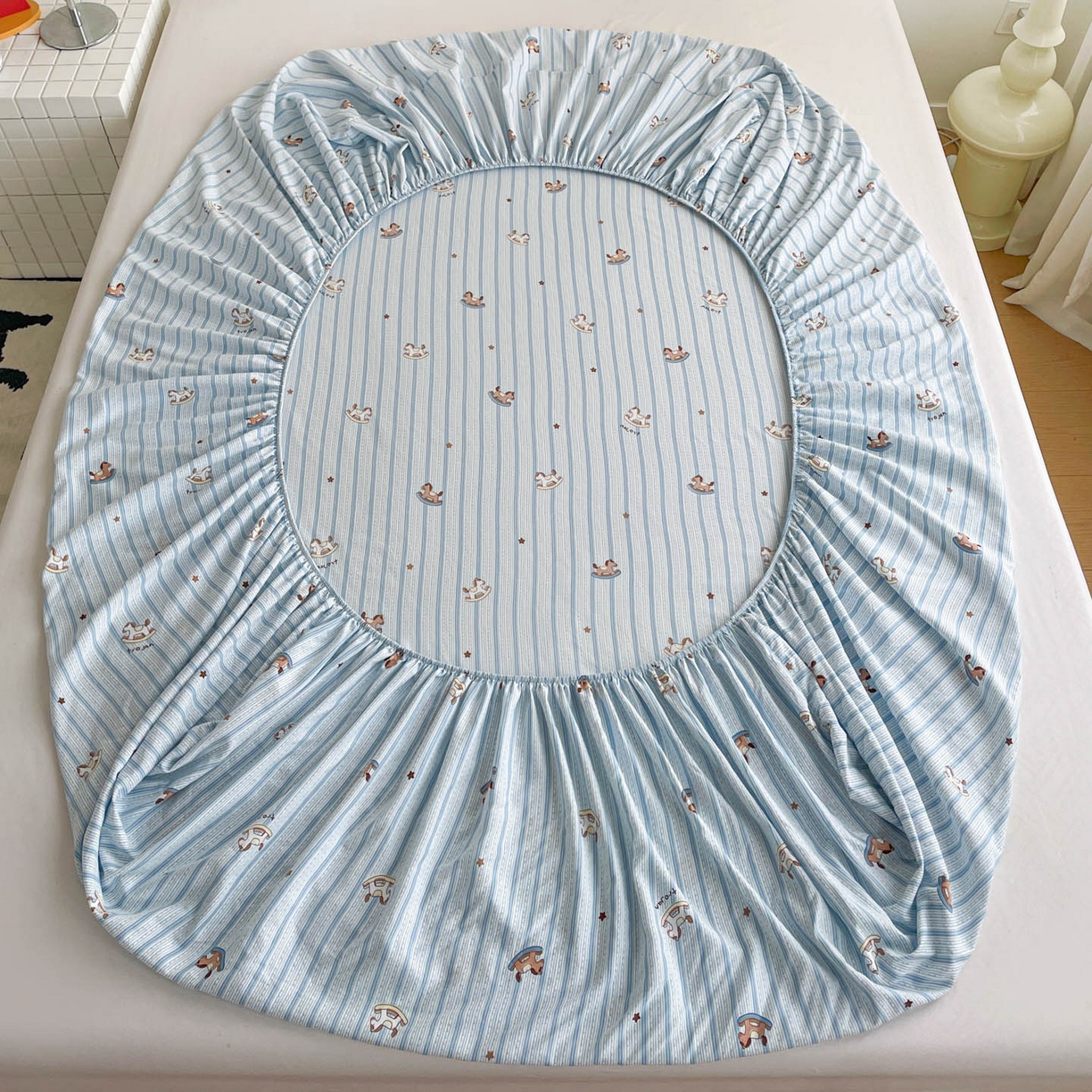 91家纺网 家纺一手货源 找家纺 纽缦家纺 2026新款A类水洗棉学生床笠系列 蓝纹木马星