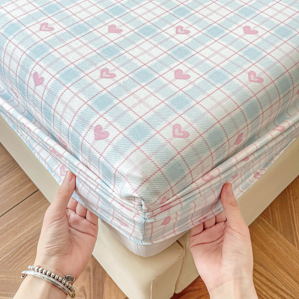 91家纺网 家纺一手货源 找家纺 纽缦家纺 2026新款A类水洗棉学生床笠系列 温暖粉心