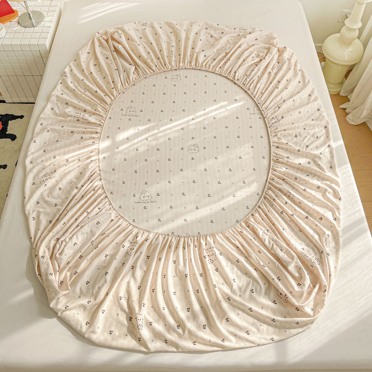 91家纺网 家纺一手货源 找家纺 纽缦家纺 2026新款A类水洗棉学生床笠系列 心藏软猫