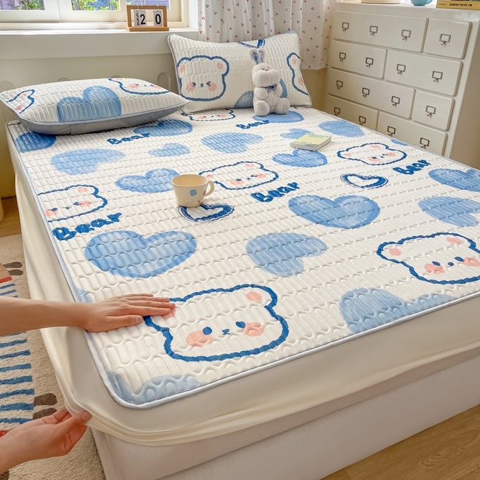 91家纺网 家纺一手货源 找家纺 柒月家居 2026新款小清新床笠款乳胶凉席床笠 床笠-爱心小熊