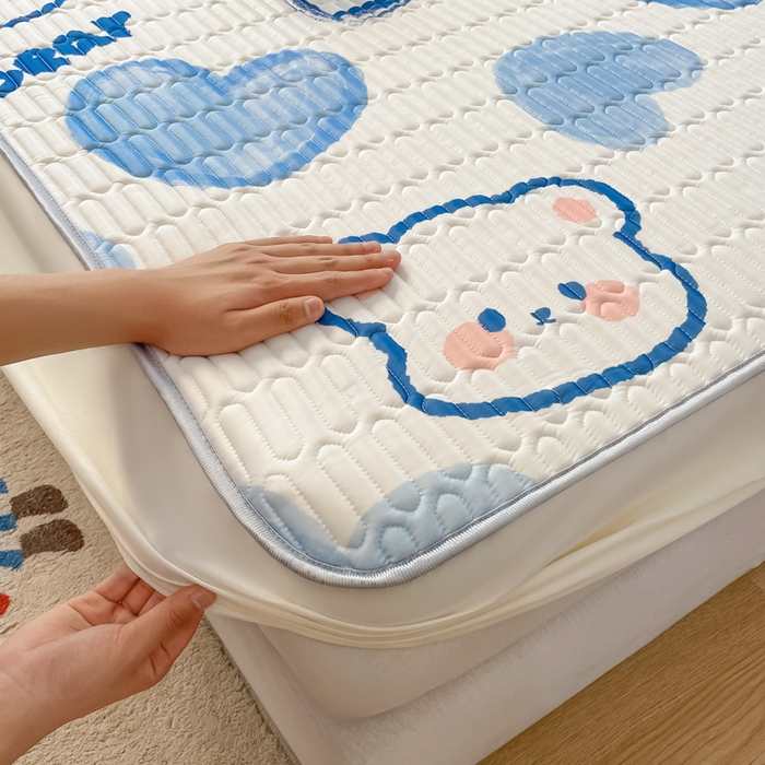 91家纺网 家纺一手货源 找家纺 柒月家居 2026新款小清新床笠款乳胶凉席床笠 床笠-爱心小熊