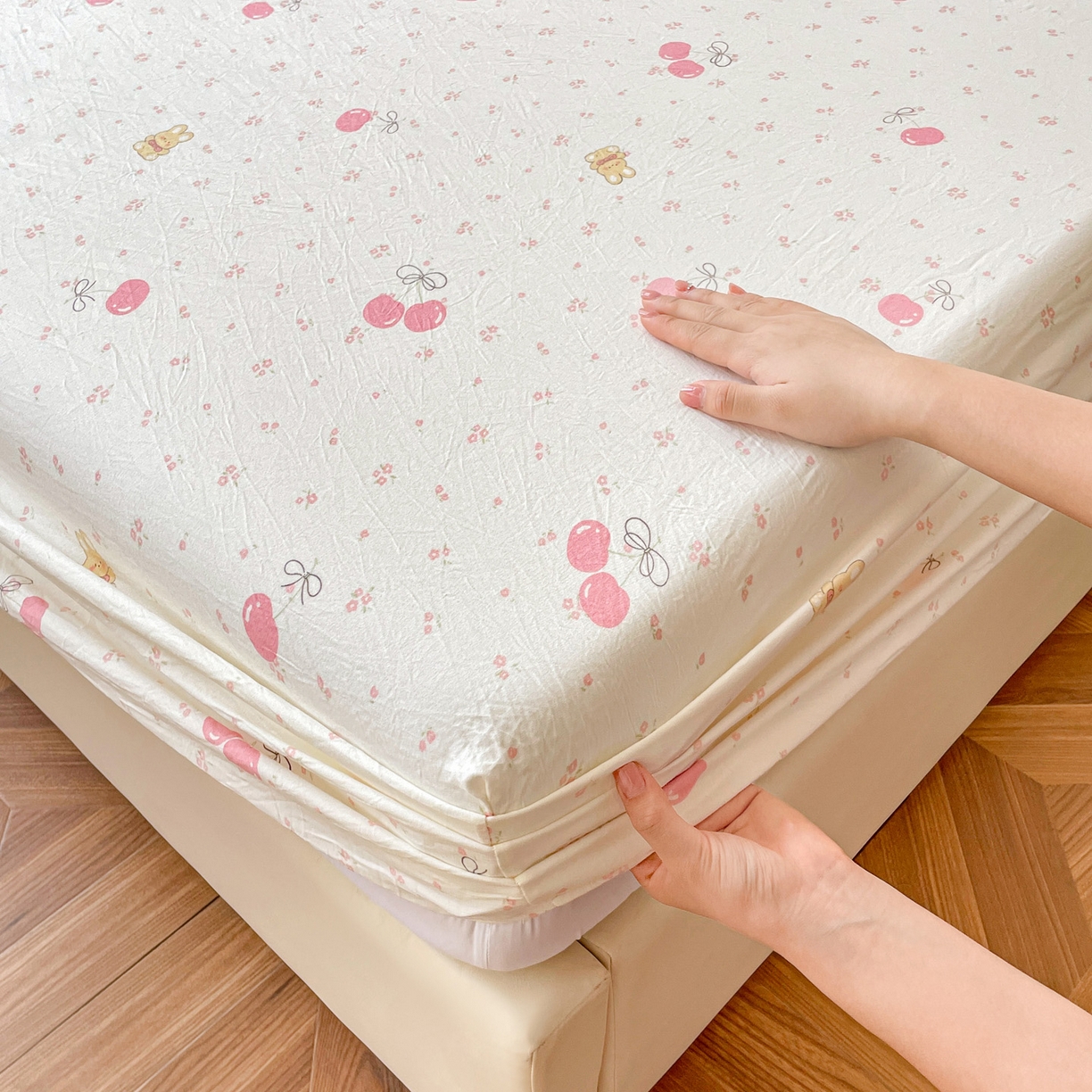 91家纺网 家纺一手货源 找家纺 纽缦家纺 2026新款A类水洗棉学生床笠系列 摘樱桃的小熊