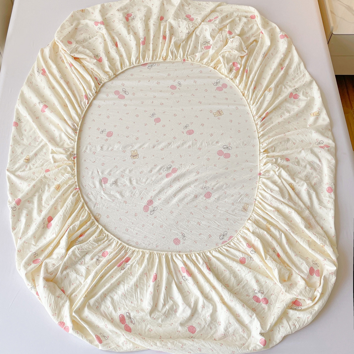 91家纺网 家纺一手货源 找家纺 纽缦家纺 2026新款A类水洗棉学生床笠系列 摘樱桃的小熊