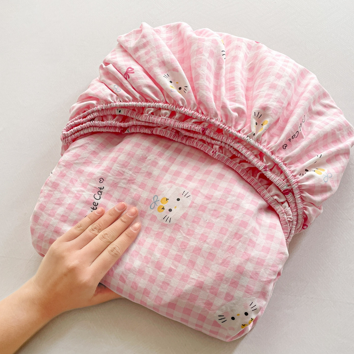 91家纺网 家纺一手货源 找家纺 纽缦家纺 2026新款A类水洗棉学生床笠系列 宅宅猫爪粉