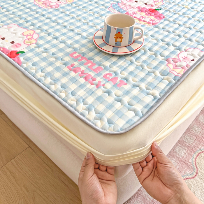 91家纺网 家纺一手货源 找家纺 柒月家居 2026新款小清新床笠款乳胶凉席床笠 床笠-蓝格甜猫