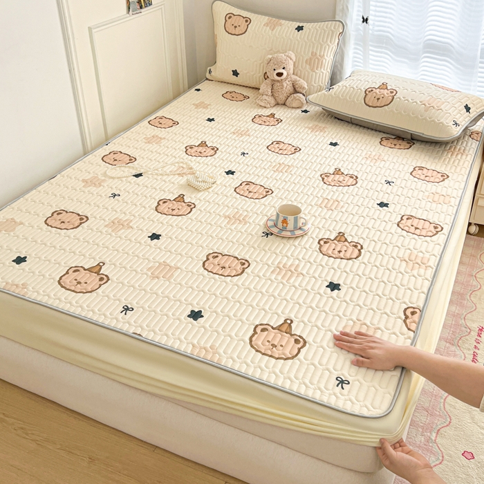 91家纺网 家纺一手货源 找家纺 柒月家居 2026新款小清新床笠款乳胶凉席床笠 床笠-星帽小熊