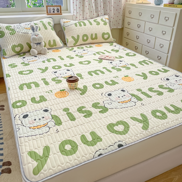 91家纺网 家纺一手货源 找家纺 柒月家居 2026新款小清新床笠款乳胶凉席床笠 床笠-字母小熊