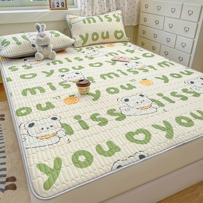 91家纺网 家纺一手货源 找家纺 柒月家居 2026新款小清新床笠款乳胶凉席床笠 床笠-字母小熊