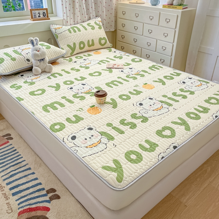 91家纺网 家纺一手货源 找家纺 柒月家居 2026新款小清新床笠款乳胶凉席床笠 床笠-字母小熊