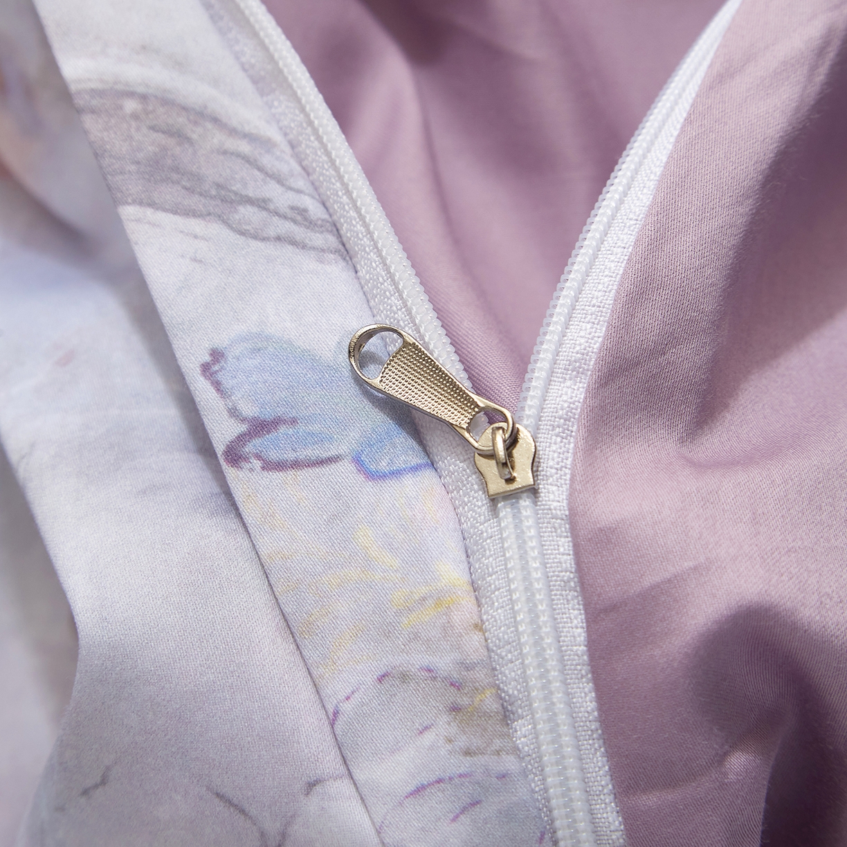 91家纺网 家纺一手货源 找家纺 锦彩家居 2026新款全棉纯棉印花60支贡缎新疆长绒棉四件套-山月记系列 紫芙