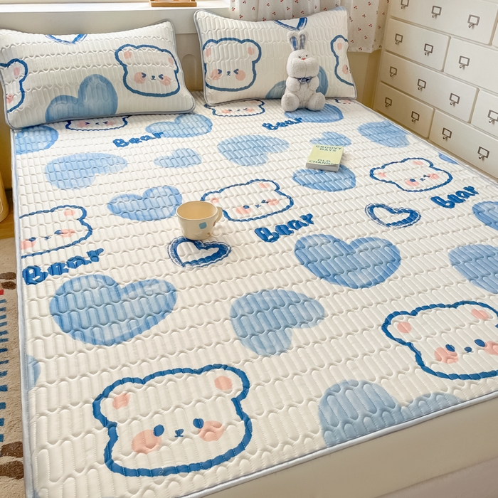 91家纺网 家纺一手货源 找家纺 柒月家居 2026新款小清新床笠款乳胶凉席床笠夏被四件套 床笠-爱心小熊