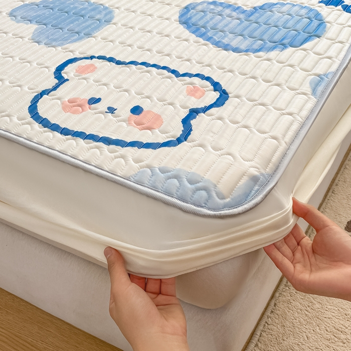 91家纺网 家纺一手货源 找家纺 柒月家居 2026新款小清新床笠款乳胶凉席床笠夏被四件套 床笠-爱心小熊