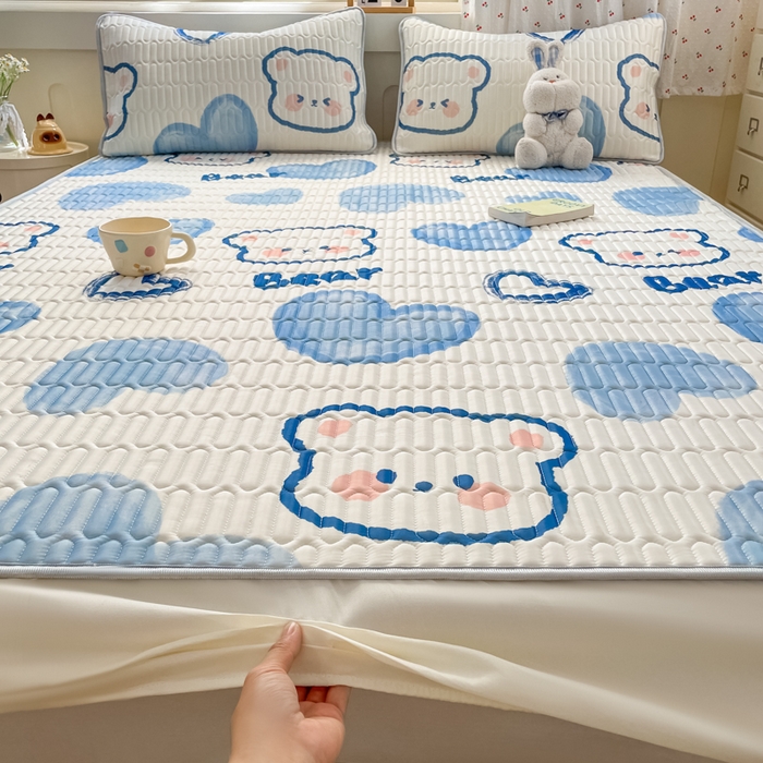 91家纺网 家纺一手货源 找家纺 柒月家居 2026新款小清新床笠款乳胶凉席床笠夏被四件套 床笠-爱心小熊