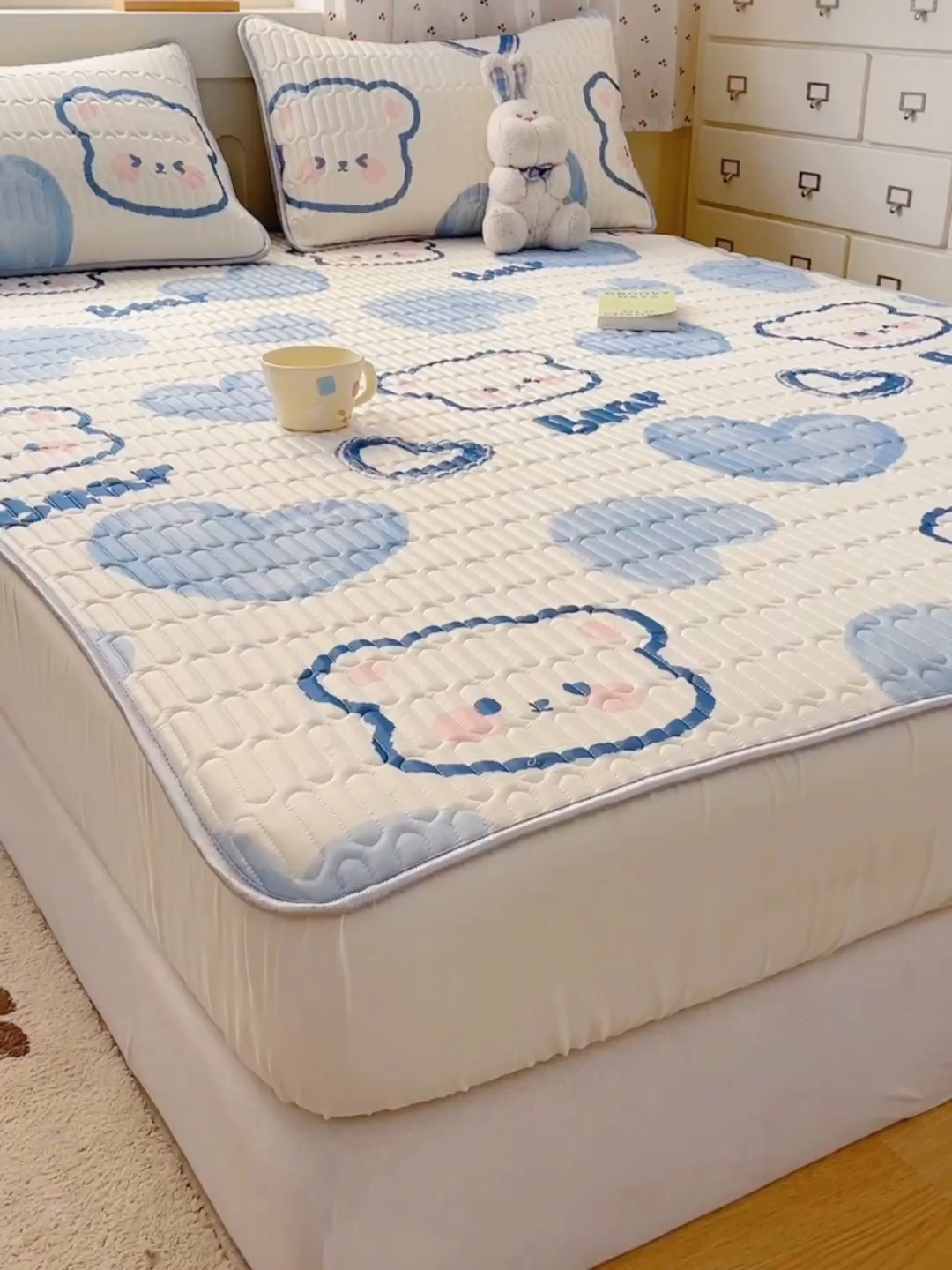 91家纺网 家纺一手货源 找家纺 柒月家居 2026新款小清新床笠款乳胶凉席床笠夏被四件套 床笠-爱心小熊