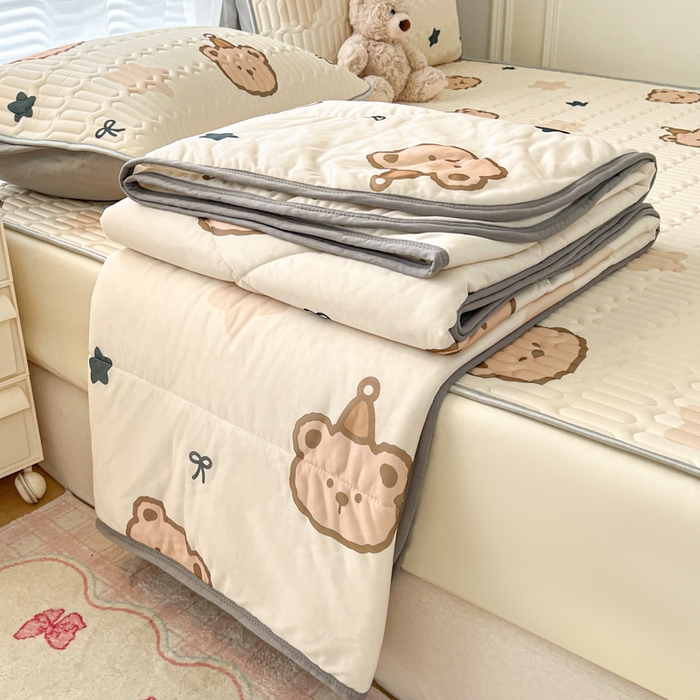 91家纺网 家纺一手货源 找家纺 柒月家居 2026新款小清新床笠款乳胶凉席床笠夏被四件套 床笠-星帽小熊