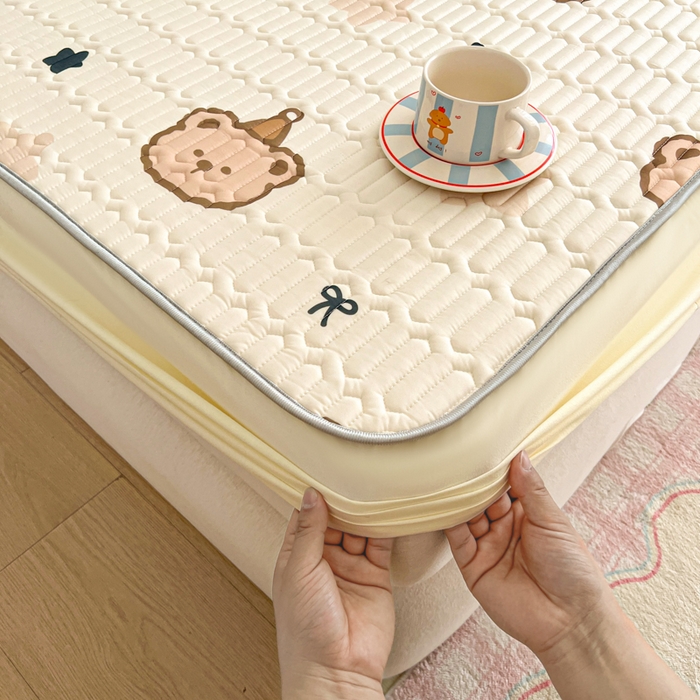 91家纺网 家纺一手货源 找家纺 柒月家居 2026新款小清新床笠款乳胶凉席床笠夏被四件套 床笠-星帽小熊