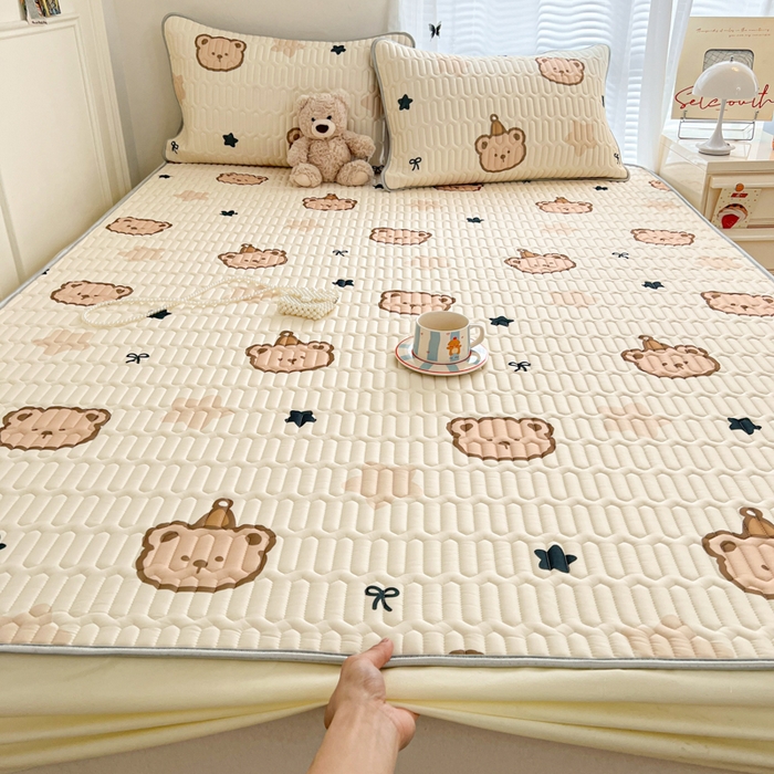 91家纺网 家纺一手货源 找家纺 柒月家居 2026新款小清新床笠款乳胶凉席床笠夏被四件套 床笠-星帽小熊