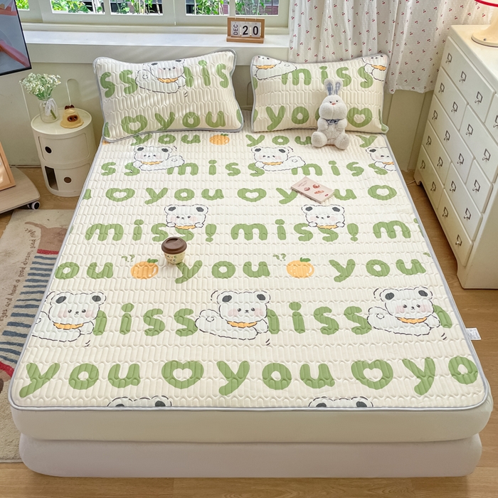 91家纺网 家纺一手货源 找家纺 柒月家居 2026新款小清新床笠款乳胶凉席床笠夏被四件套 床笠-字母小熊