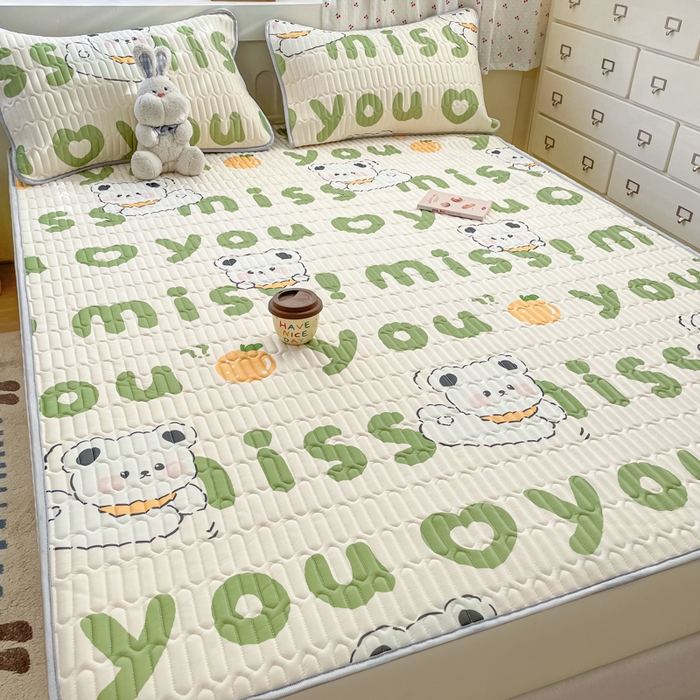 91家纺网 家纺一手货源 找家纺 柒月家居 2026新款小清新床笠款乳胶凉席床笠夏被四件套 床笠-字母小熊