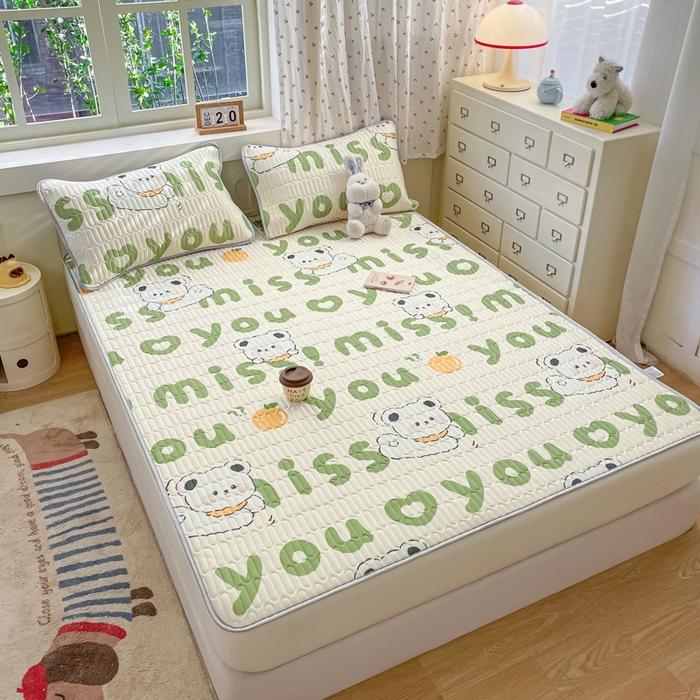 91家纺网 家纺一手货源 找家纺 柒月家居 2026新款小清新床笠款乳胶凉席床笠夏被四件套 床笠-字母小熊