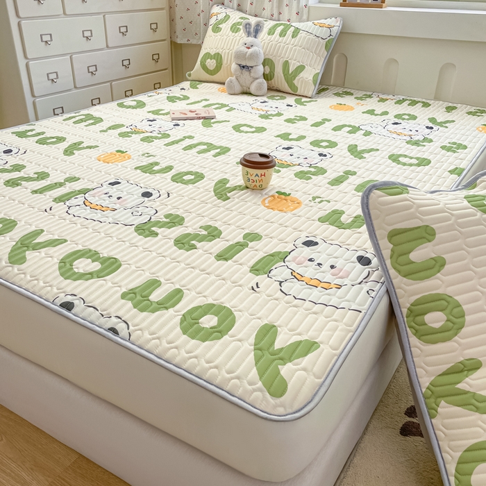 91家纺网 家纺一手货源 找家纺 柒月家居 2026新款小清新床笠款乳胶凉席床笠夏被四件套 床笠-字母小熊