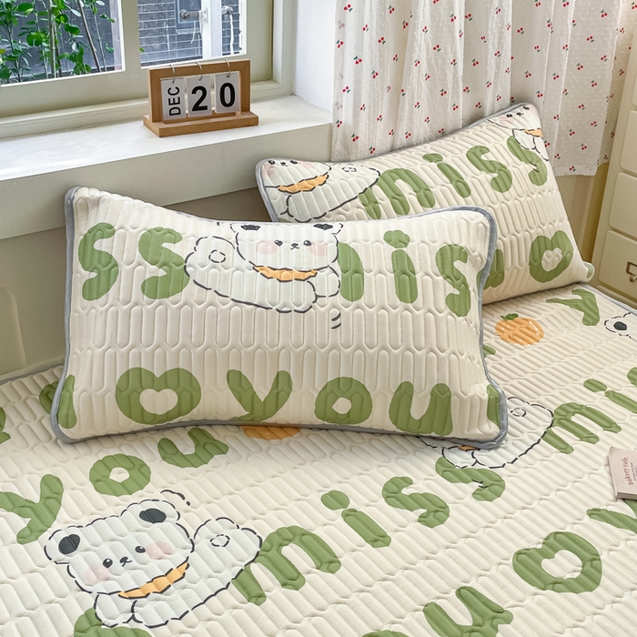 91家纺网 家纺一手货源 找家纺 柒月家居 2026新款小清新床笠款乳胶凉席床笠夏被四件套 床笠-字母小熊