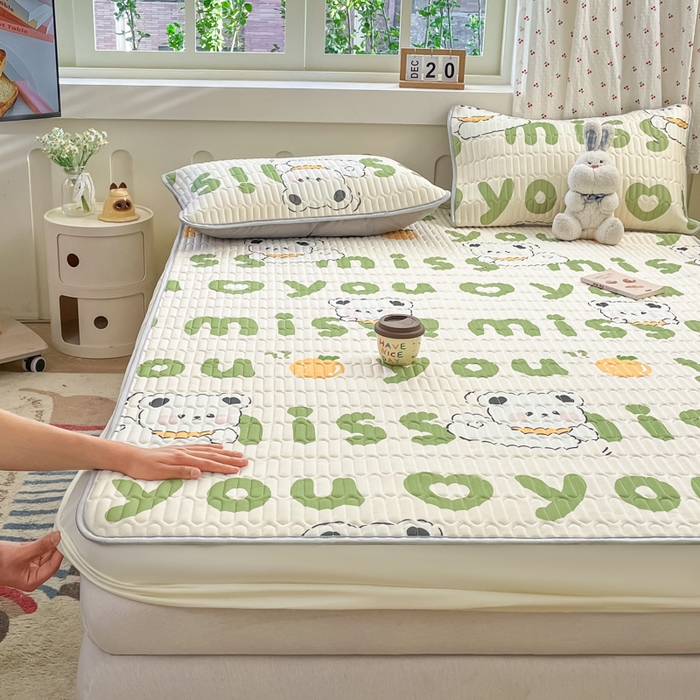 91家纺网 家纺一手货源 找家纺 柒月家居 2026新款小清新床笠款乳胶凉席床笠夏被四件套 床笠-字母小熊