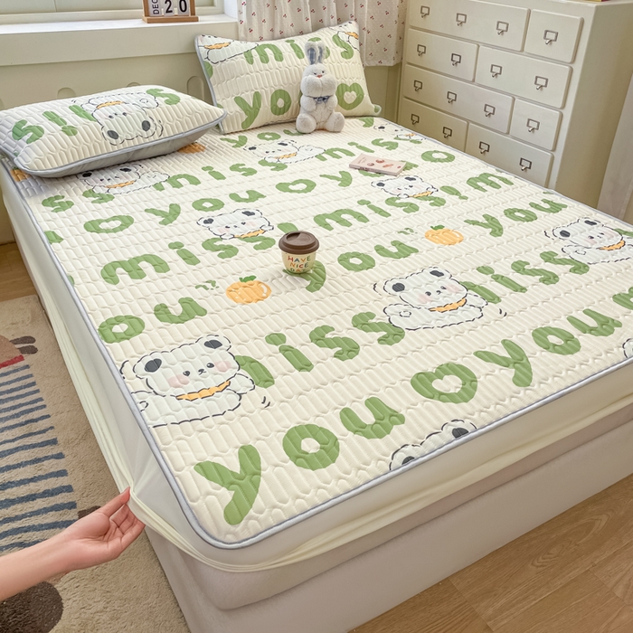 91家纺网 家纺一手货源 找家纺 柒月家居 2026新款小清新床笠款乳胶凉席床笠夏被四件套 床笠-字母小熊