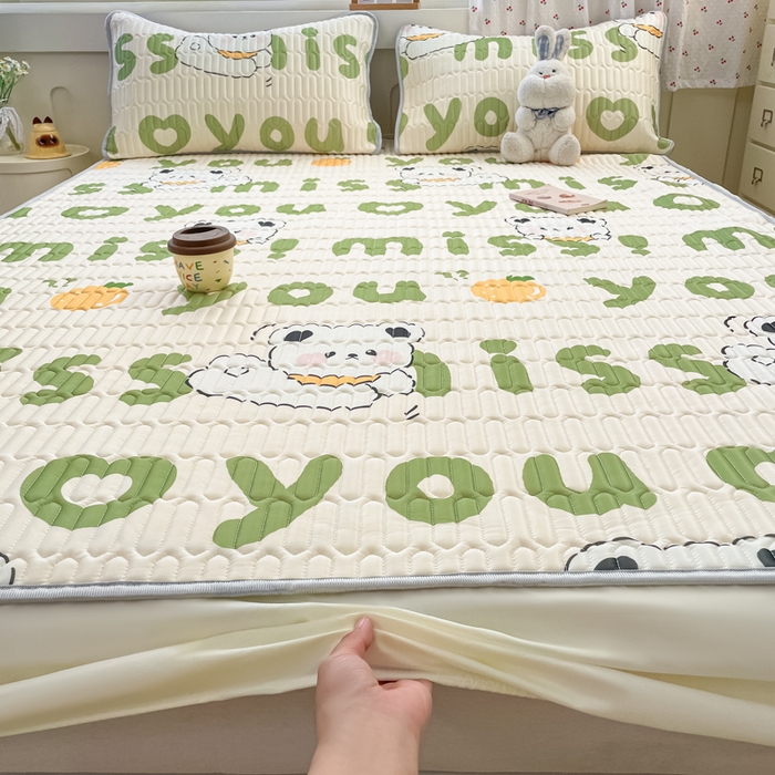 91家纺网 家纺一手货源 找家纺 柒月家居 2026新款小清新床笠款乳胶凉席床笠夏被四件套 床笠-字母小熊