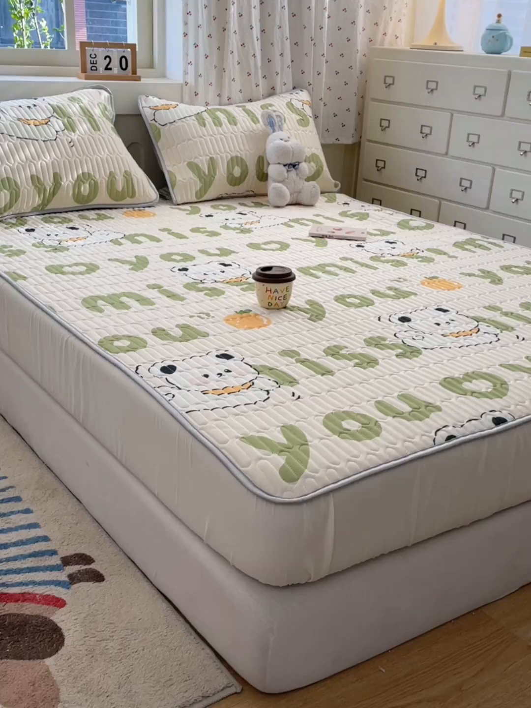 91家纺网 家纺一手货源 找家纺 柒月家居 2026新款小清新床笠款乳胶凉席床笠夏被四件套 床笠-字母小熊