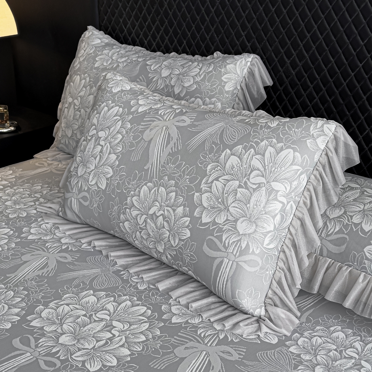 91家纺网 家纺一手货源 找家纺 家之硕 2026新款冰丝凉席枕套 百合捧花--浅灰