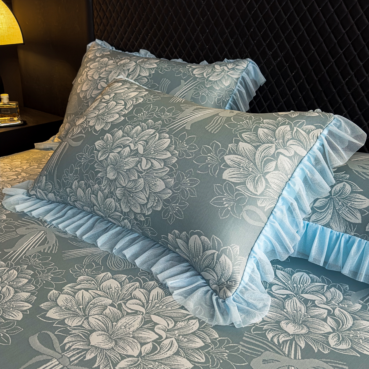 91家纺网 家纺一手货源 找家纺 家之硕 2026新款冰丝凉席枕套 百合捧花--深蓝