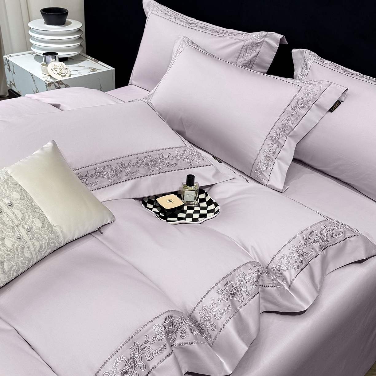 91家纺网 家纺一手货源 找家纺 欣宜家纺 2026新品全棉纯棉50x50s埃及贡缎长绒棉刺绣绣花四件套 赛娜-香芋紫