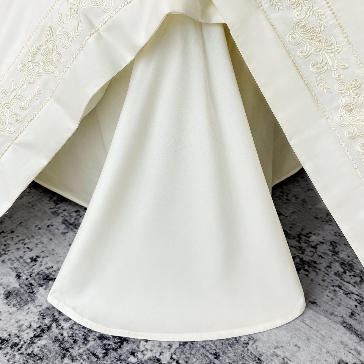 91家纺网 家纺一手货源 找家纺 欣宜家纺 2026新品全棉纯棉50x50s埃及贡缎长绒棉刺绣绣花四件套 赛娜-奶昔白